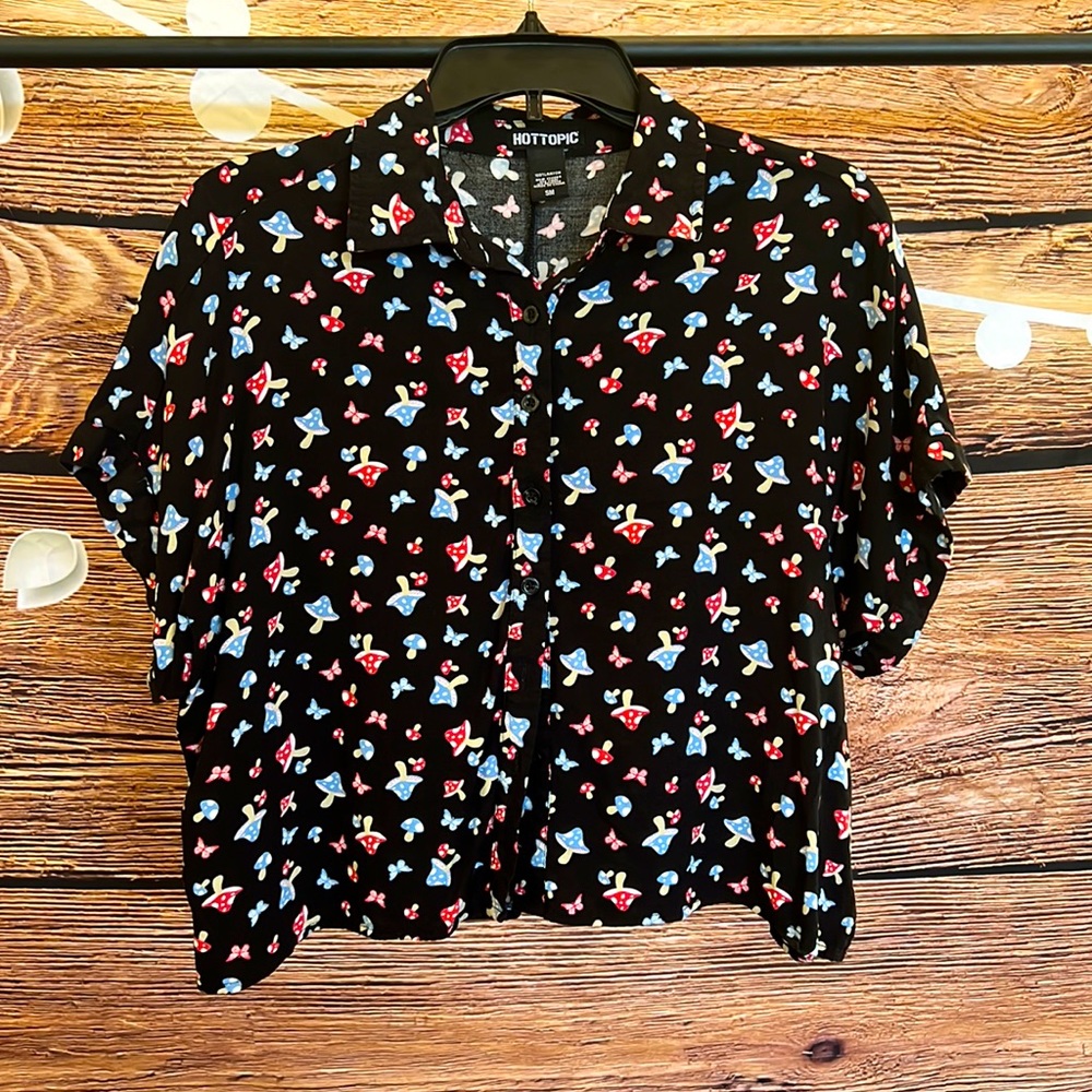 HOT TOPIC MUSHROOM BUTTERFLY BUTTON UP